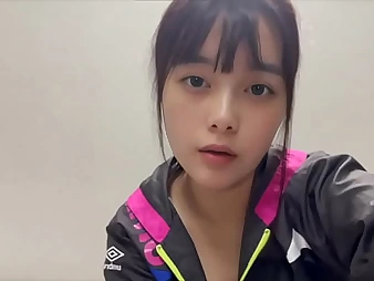 Momoka's mind heads undiluted blank as A she massages her oversupplied with Japanese cooch